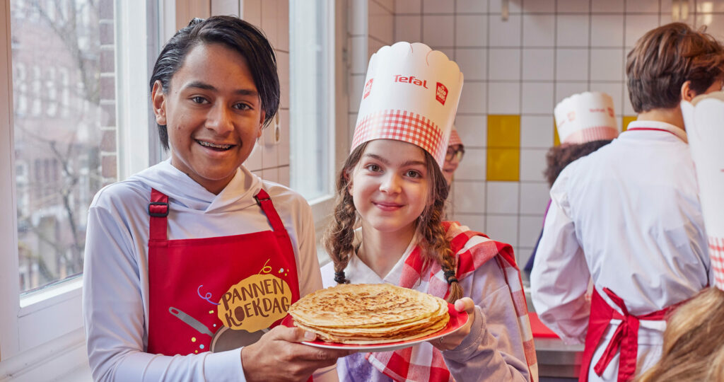 2 kinderen hebben pannenkoeken gebakken