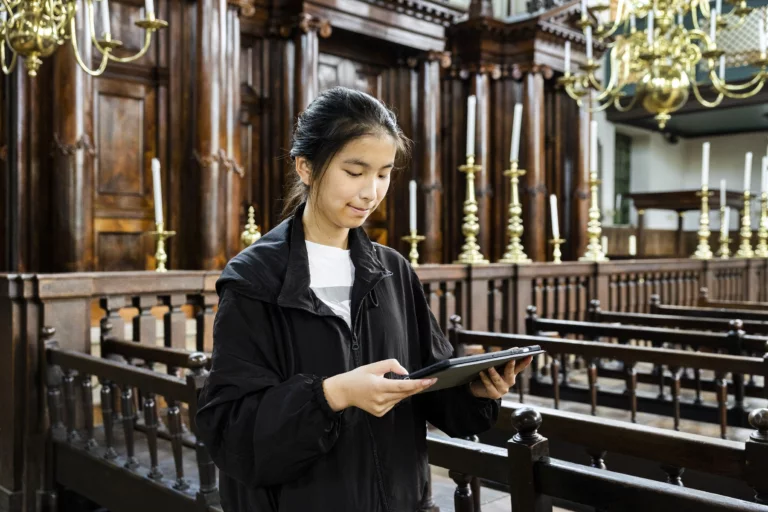 portugese synagoge met scholier 2 marijn scheeres 2023 10 09 132932 tfex.webp