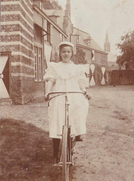 emelie wesselman van helmond op de fiets 1908 445x600 1.jpg